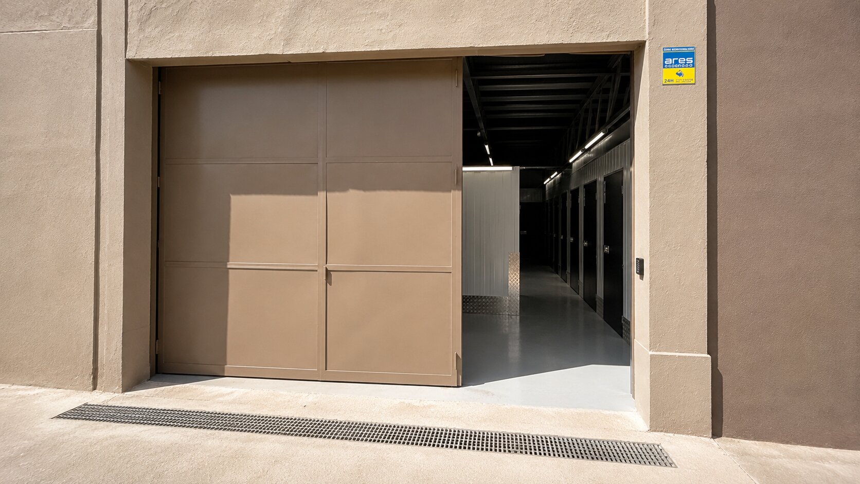 Entrada de almacenes bajo vigilancia de Guardian Box